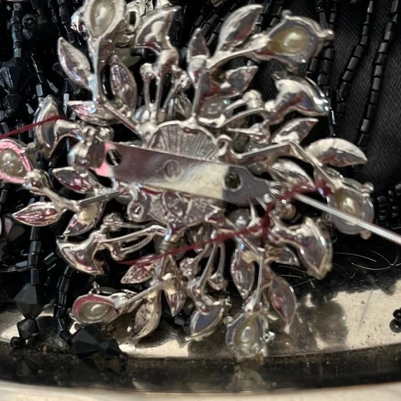 Elegant Silverplated brooch with faux pearls and rhinestones-brand new with tags - Picture 6 of 12